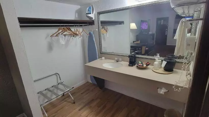 اتاق لوکس, Ramada By Wyndham Mountain Home