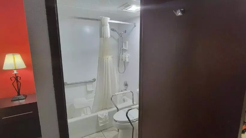 اتاق استاندارد با تخت دو نفره بزرگ برای معلولان, Ramada By Wyndham Mountain Home