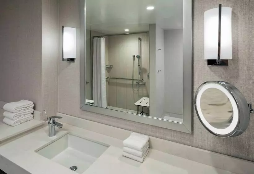 اتاق استاندارد با 2 تخت دوبل, Sheraton Norfolk Waterside