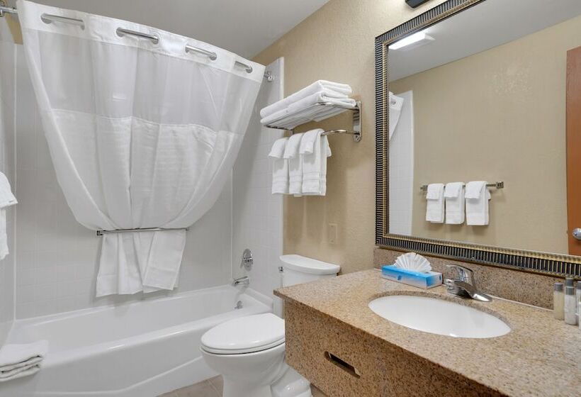 جناح, Clarion Inn