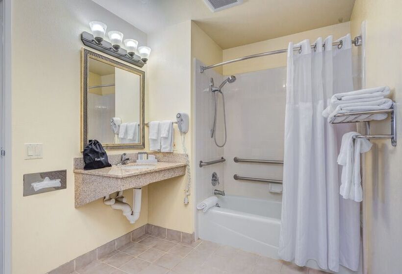 جناح, Clarion Inn