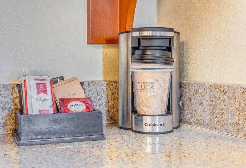 جناح, Clarion Inn