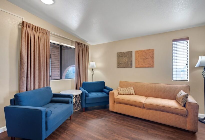 جناح, Clarion Inn