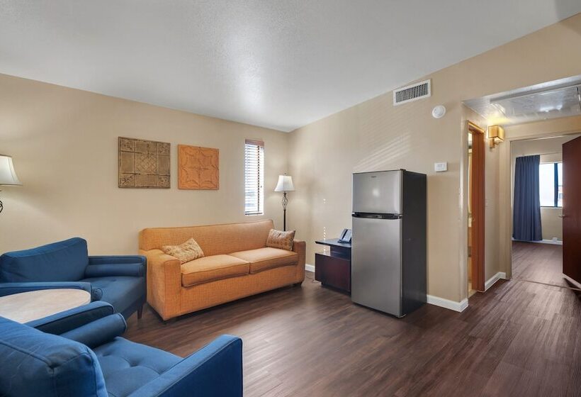 جناح, Clarion Inn