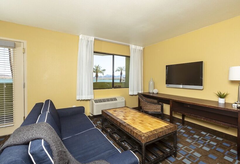 سوییت, The Nautical Beachfront Resort