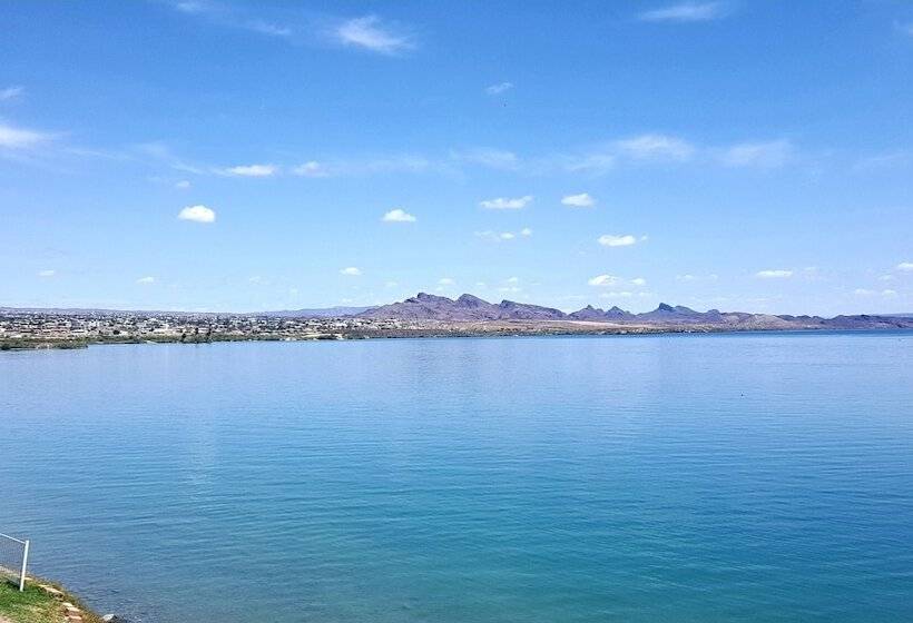 سوییت, The Nautical Beachfront Resort