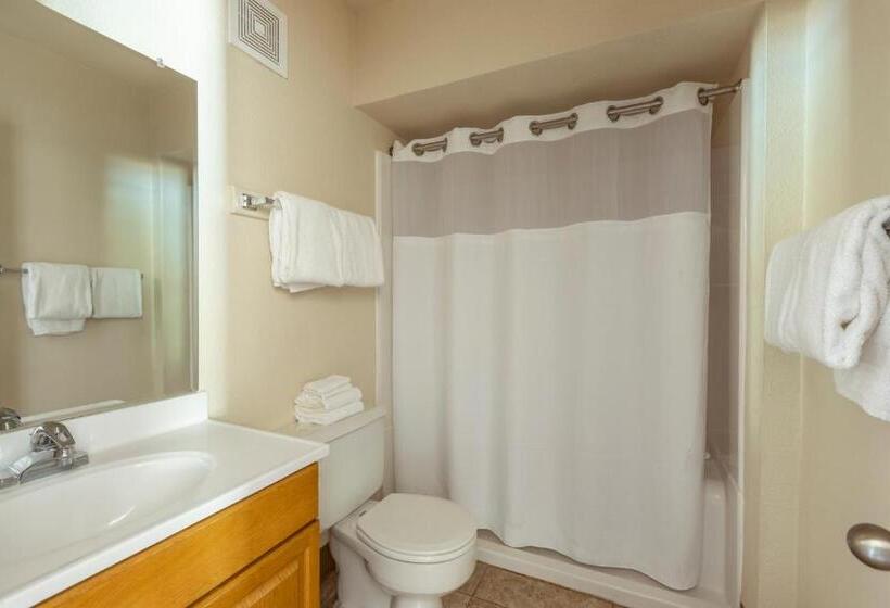 اتاق استاندارد چهار تخته, The Nautical Beachfront Resort