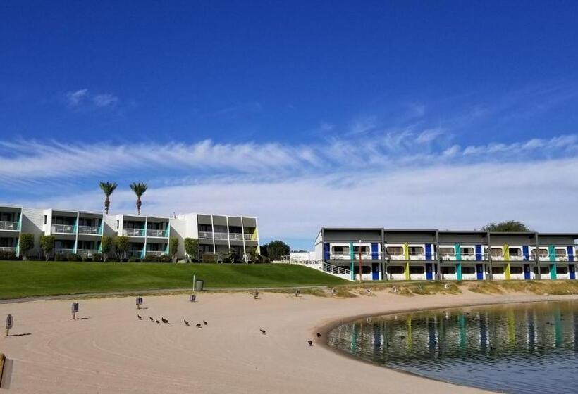 חדר סטנדרט לארבעה, The Nautical Beachfront Resort