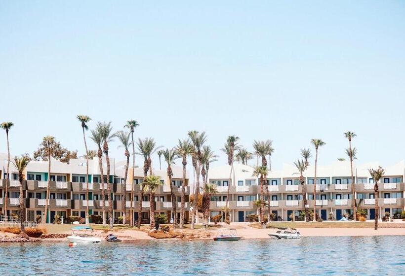 سوییت دوبلکس, The Nautical Beachfront Resort