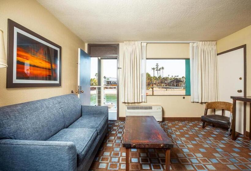 سوییت لوکس, The Nautical Beachfront Resort