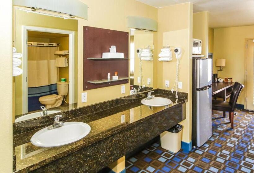 سوئیت با تخت بزرگ, The Nautical Beachfront Resort