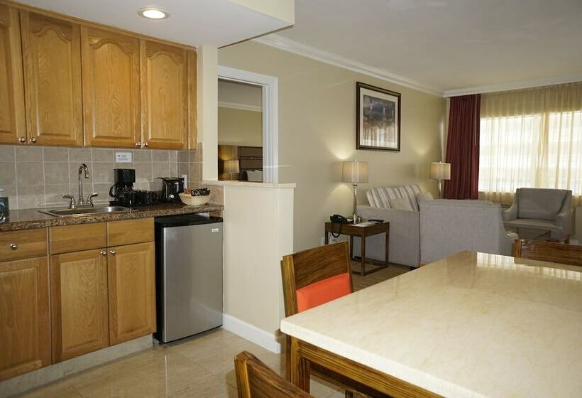 带大床的套房, Ocean Sky Hotel & Resort