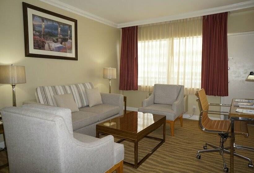 מיטת קינג בסוויטה, Ocean Sky Hotel & Resort