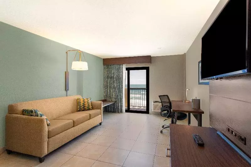 オーシャンビュースイート, Holiday Inn Express & Suites Oceanfront Daytona Beach Shores, An Ihg