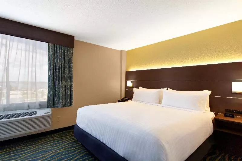 オーシャンビュースイート, Holiday Inn Express & Suites Oceanfront Daytona Beach Shores, An Ihg