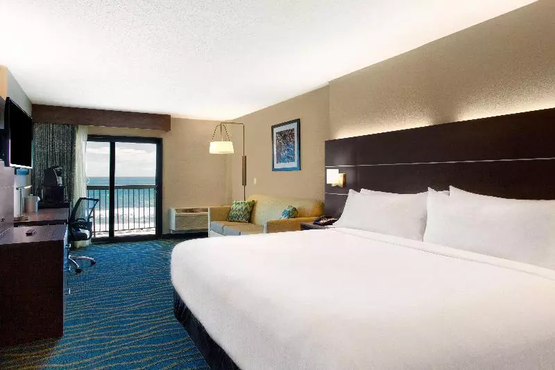 身障者適用キングサイズベッドルーム, Holiday Inn Express & Suites Oceanfront Daytona Beach Shores, An Ihg