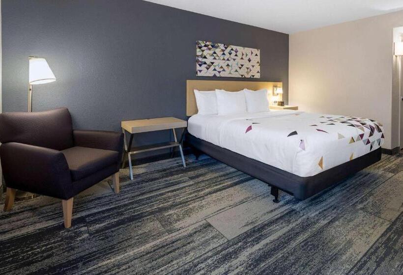 غرفة قياسية سرير كينج لذوى الإحتياجات الخاصة, Baymont By Wyndham White Plains  Elmsford