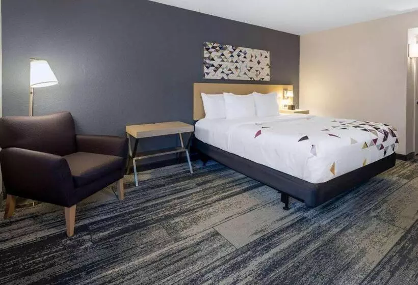 身障者適用キングサイズベッドルーム, Baymont By Wyndham White Plains  Elmsford