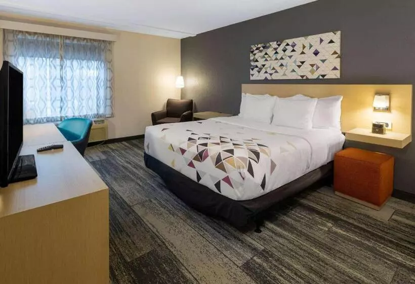身障者適用キングサイズベッドルーム, Baymont By Wyndham White Plains  Elmsford