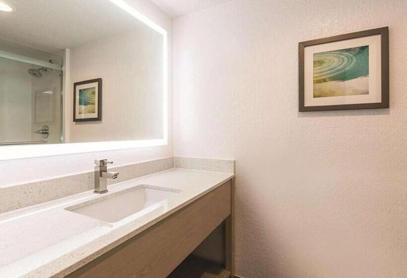 Люкс Deluxe Кровать Кинг, Baymont By Wyndham White Plains  Elmsford