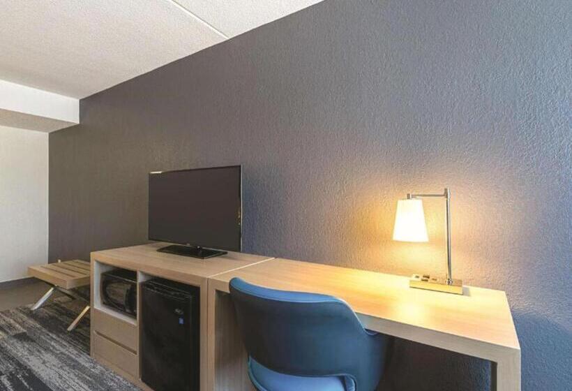 جناح ديلوكس سرير كينج, Baymont By Wyndham White Plains  Elmsford