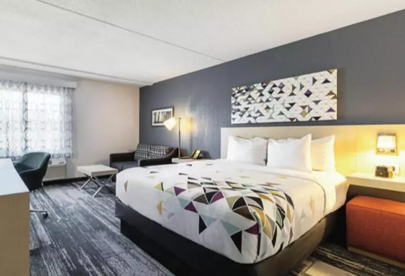 キングサイズベッドのデラックススイート, Baymont By Wyndham White Plains  Elmsford