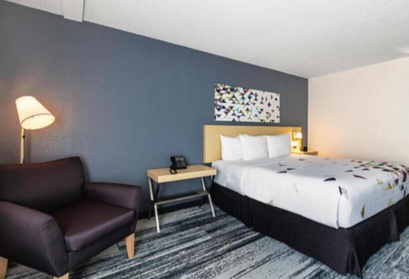 غرفة قياسية سرير كينج لذوى الإحتياجات الخاصة, Baymont By Wyndham White Plains  Elmsford