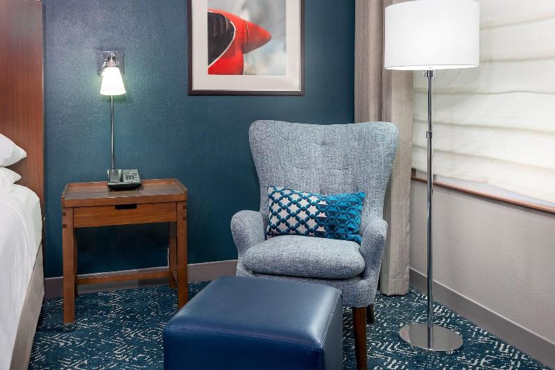 חדר סטנדרט עם מיטת קינג, Four Points Huntsville Airport