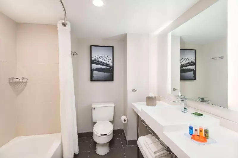 キングサイズベッドのスイートルーム, Radisson Hotel Nashville Airport
