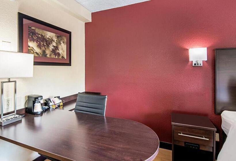 带大床的高级房间, Red Roof Inn Hampton Coliseum And Convention Center