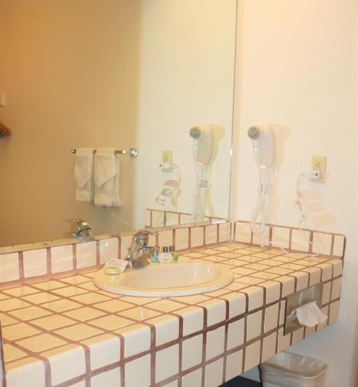 スタンダードスタジオ, Sagebrush Inn & Suites