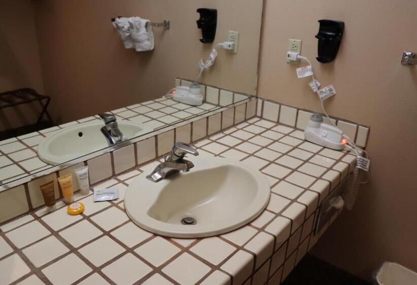 スタンダードスタジオ, Sagebrush Inn & Suites