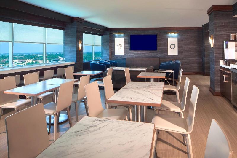 חדר קלאב, Sheraton Arlington