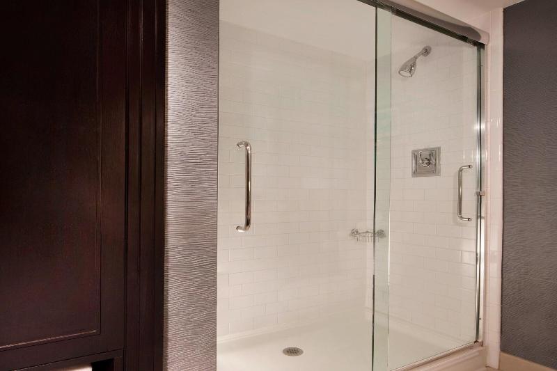 带大床的小型套房, Sheraton Arlington