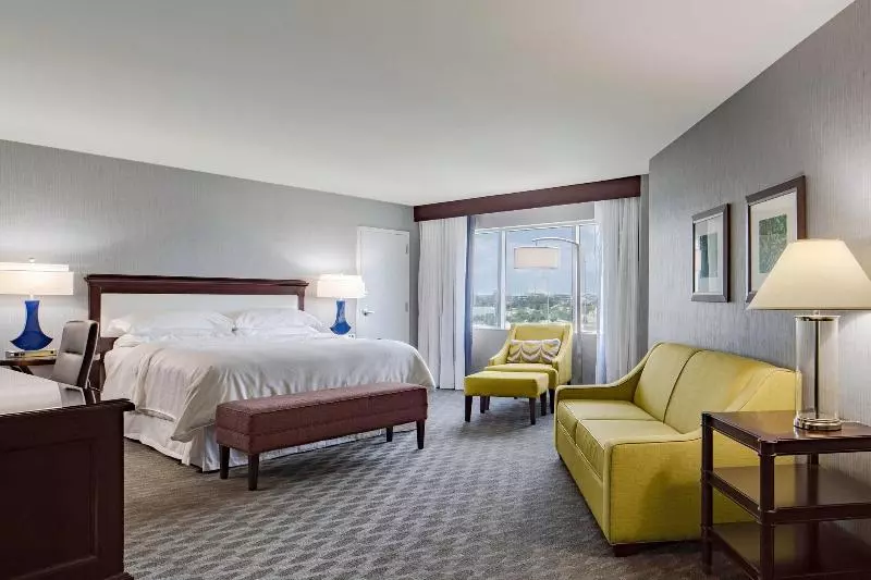 キングサイズベッドのジュニアスイート, Sheraton Arlington
