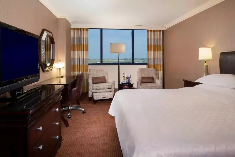 キングサイズベッドのスタンダードルーム, Sheraton Dfw Airport
