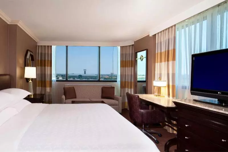 キングサイズベッドのクラブルーム, Sheraton Dfw Airport