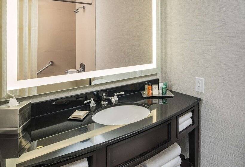 جناح جونيور, The Saratoga Hilton