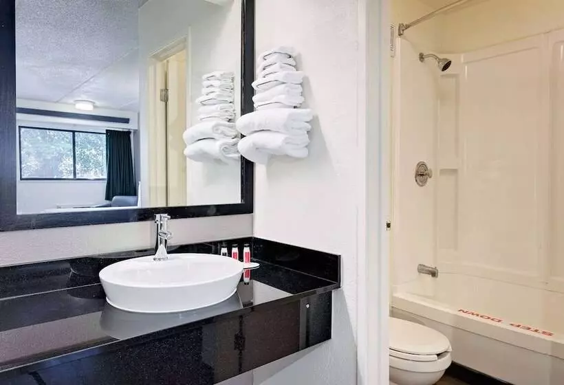 اتاق استاندارد با 2 تخت دوبل, Travelodge By Wyndham College Park