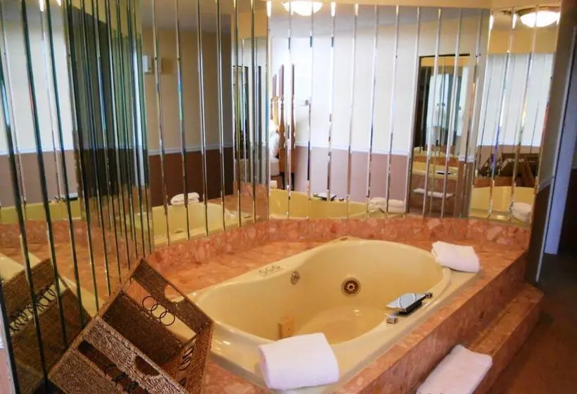 キングサイズベッドのスイートルーム, Riveredge Resort