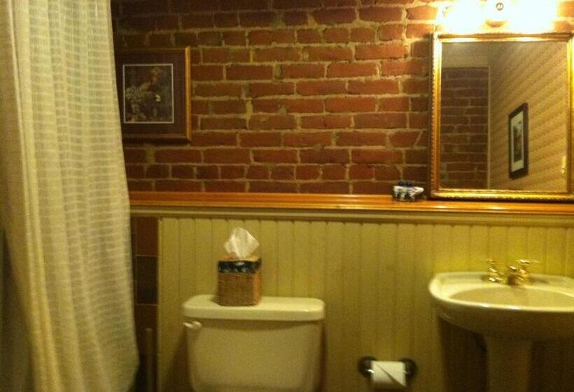 חדר לארבעה סטנדרטי עם נוף לגינה, Corners Mansion Inn A Bed And Breakfast