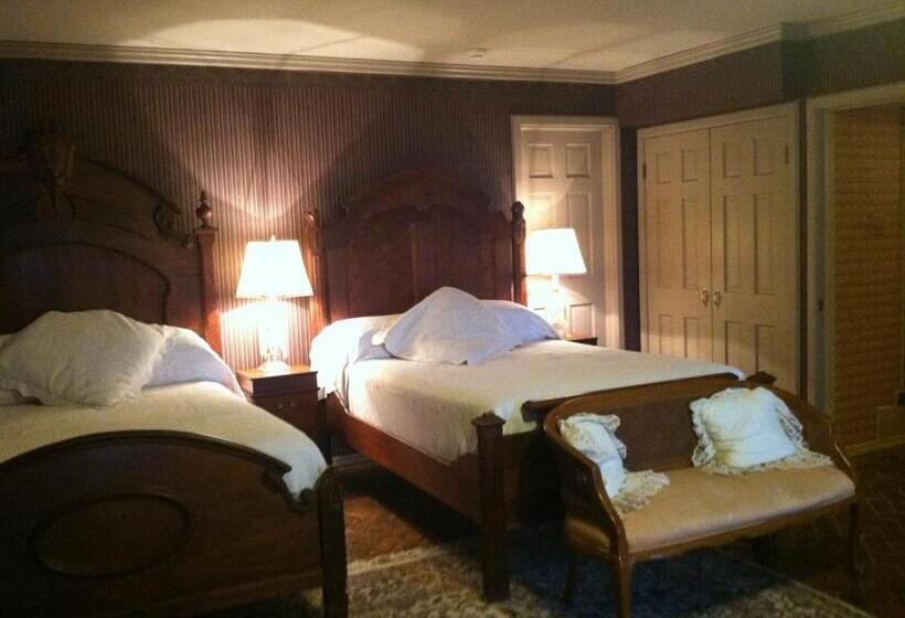 חדר לארבעה סטנדרטי עם נוף לגינה, Corners Mansion Inn A Bed And Breakfast