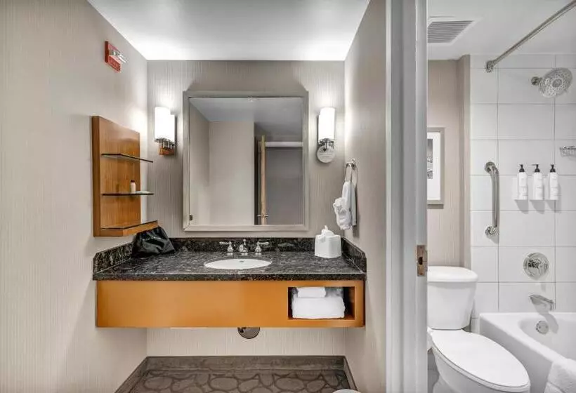 キングサイドベッドのスタンダードワンルーム, Delta Hotels By Marriott Mount Pleasant