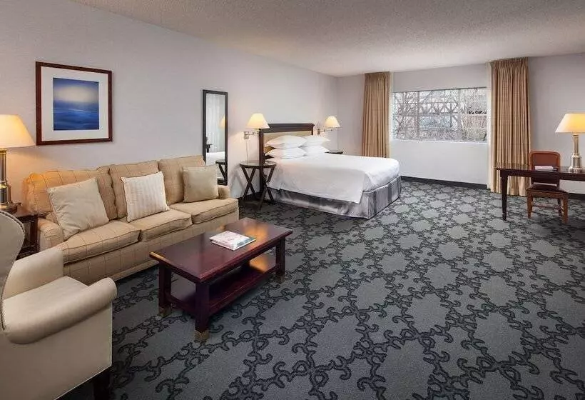 سوئیت جونیور با تخت بزرگ, Anaheim Majestic Garden