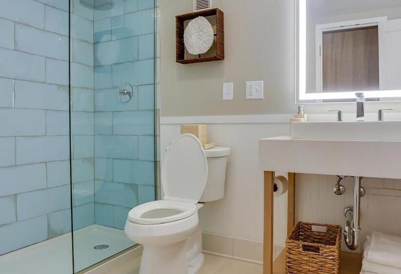 小室, Ashore Resort & Beach Club