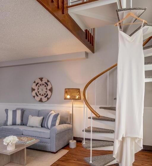 کابین, Ashore Resort & Beach Club