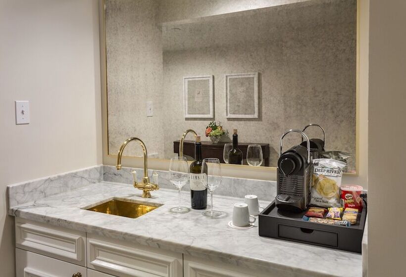 Люкс, The Lancaster