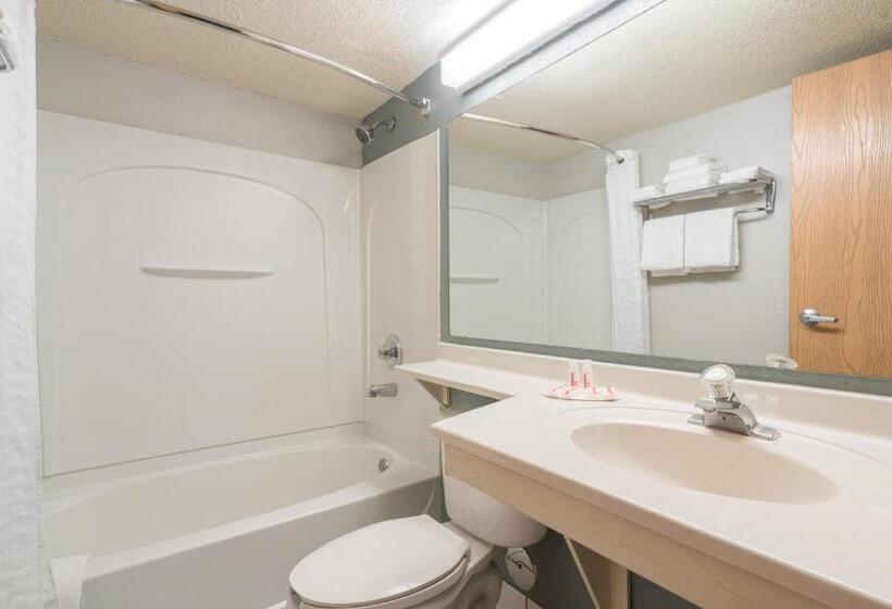 带大床的复式套间, Super 8 By Wyndham Bloomington/airport