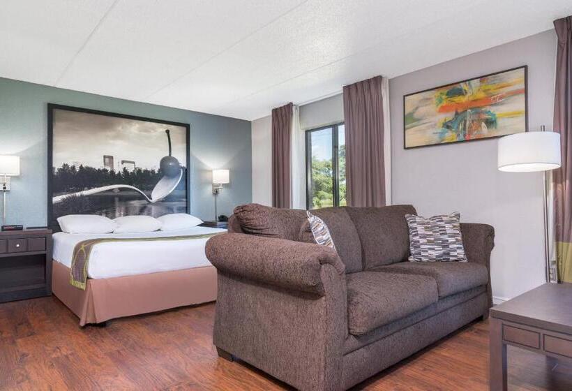 带大床的复式套间, Super 8 By Wyndham Bloomington/airport