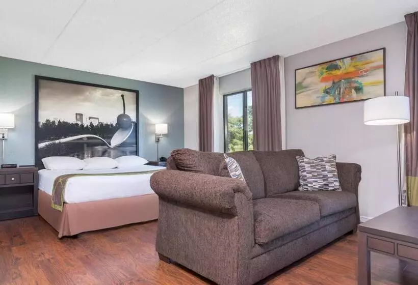Deluxe Suite King Bed, Super 8 By Wyndham Bloomington/airport